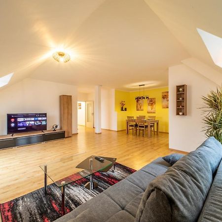 Moderne Dachgeschosswohnung - Parkplatz - Netflix 코부르크 외부 사진