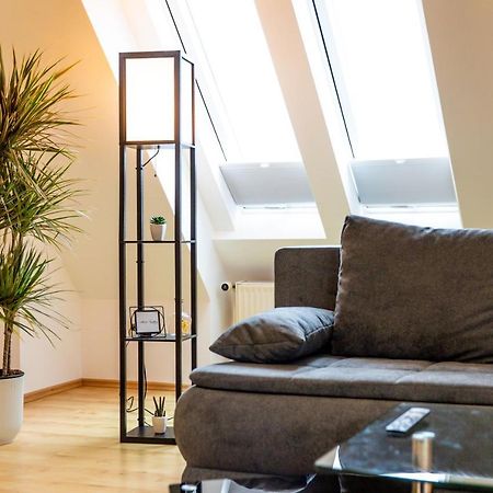 Moderne Dachgeschosswohnung - Parkplatz - Netflix 코부르크 외부 사진