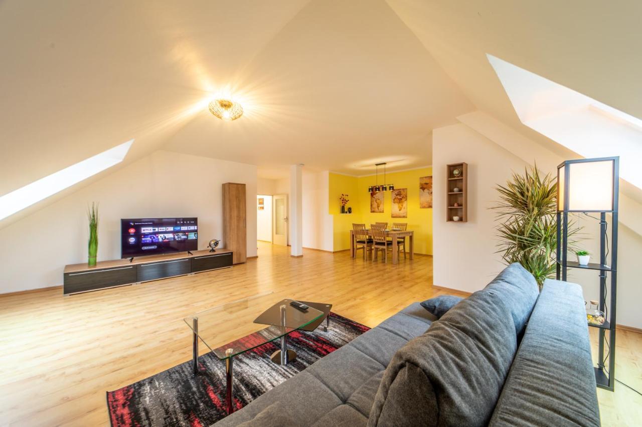 Moderne Dachgeschosswohnung - Parkplatz - Netflix 코부르크 외부 사진