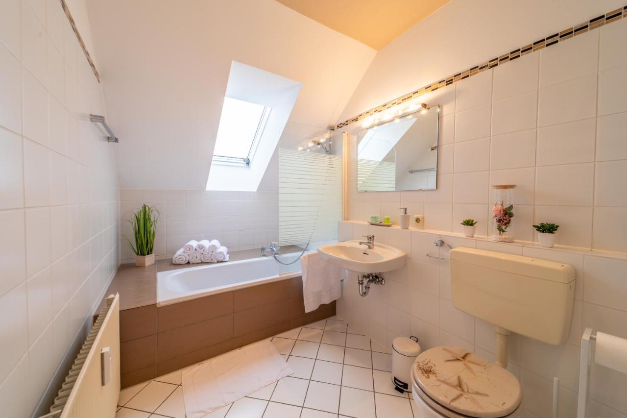 Moderne Dachgeschosswohnung - Parkplatz - Netflix 코부르크 외부 사진