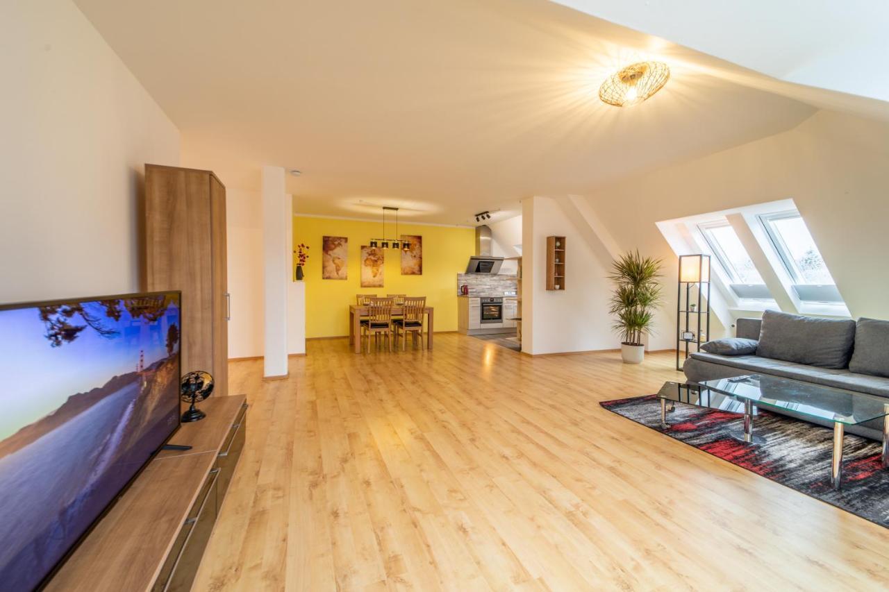 Moderne Dachgeschosswohnung - Parkplatz - Netflix 코부르크 외부 사진