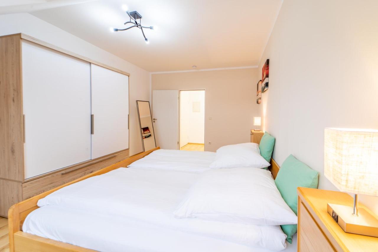 Moderne Dachgeschosswohnung - Parkplatz - Netflix 코부르크 외부 사진
