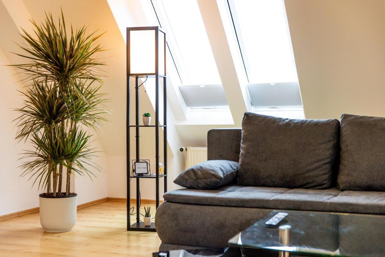 Moderne Dachgeschosswohnung - Parkplatz - Netflix 코부르크 외부 사진